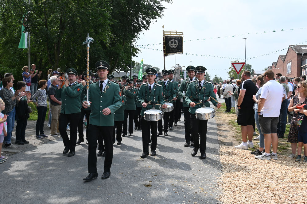 Besucher verfolgen die Festparade in Lembeck