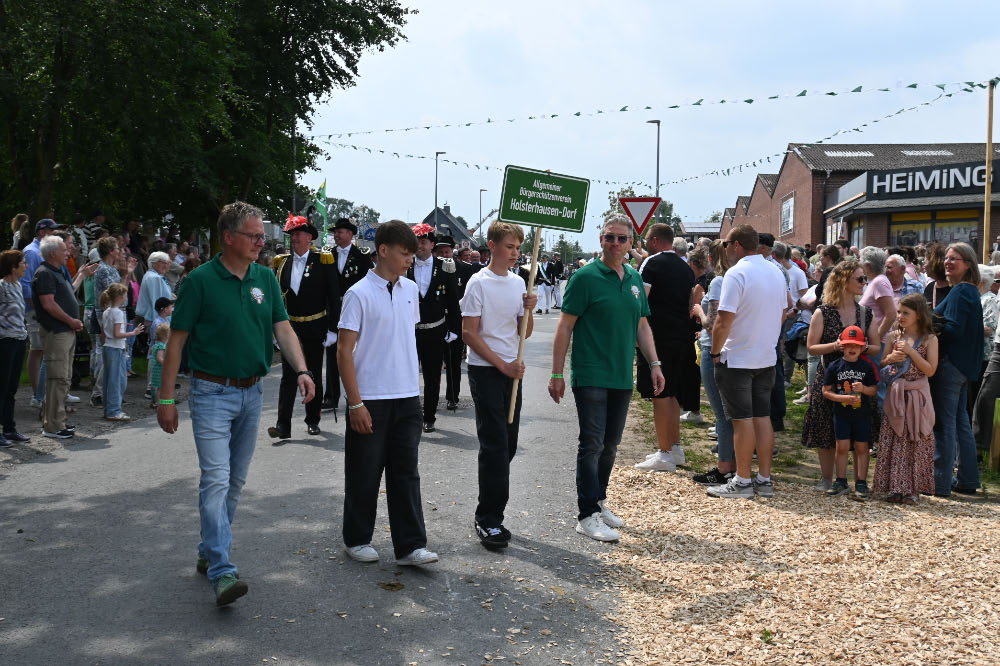 Besucher verfolgen die Festparade in Lembeck
