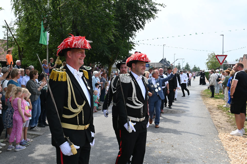Schützen und Musikzüge bei der Jubiläumsparade in Lembeck