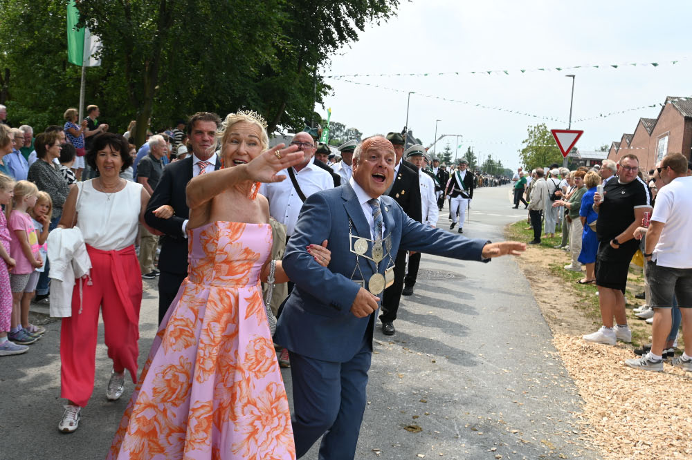 Jubiläumsparade zum 150-jährigen Bestehen des Allgemeinen Bürgerschützenvereins Lembeck mit vielen Schützen und Zuschauern entlang der Straßen.
