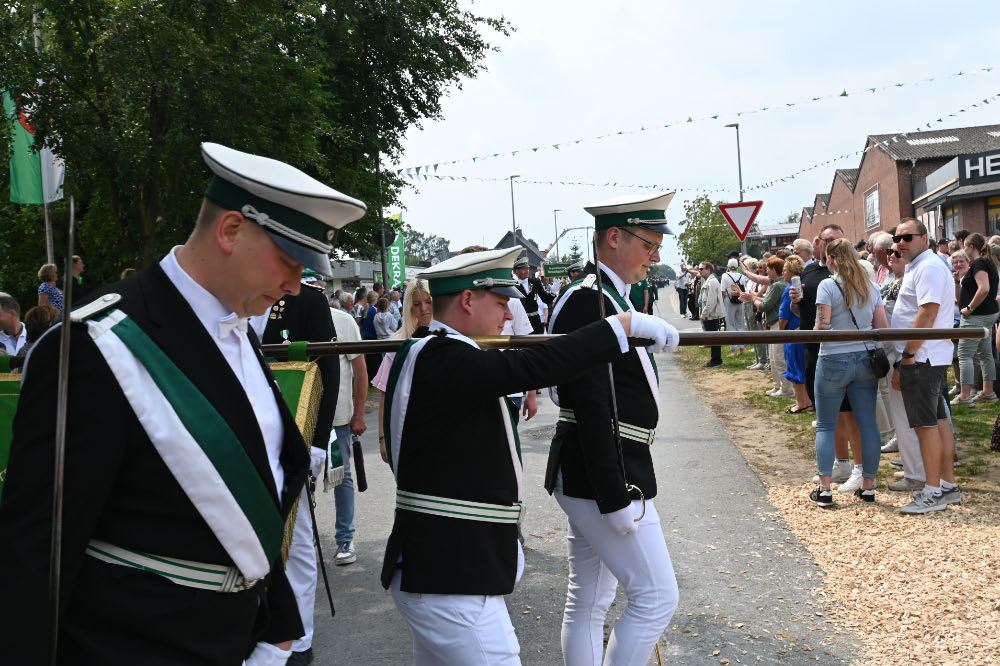 Schützen und Musikzüge bei der Jubiläumsparade in Lembeck