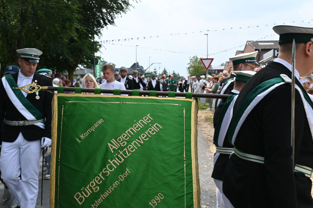 Fahnen, Uniformen und Musik prägten das Bild der Jubiläumsparade.