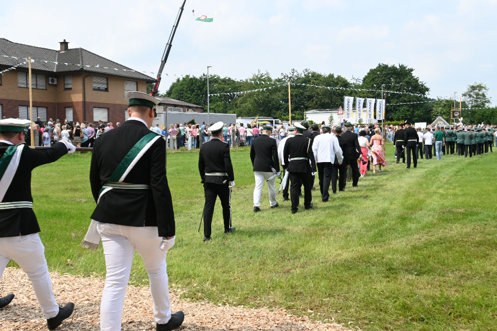 Besucher verfolgen die Festparade in Lembeck