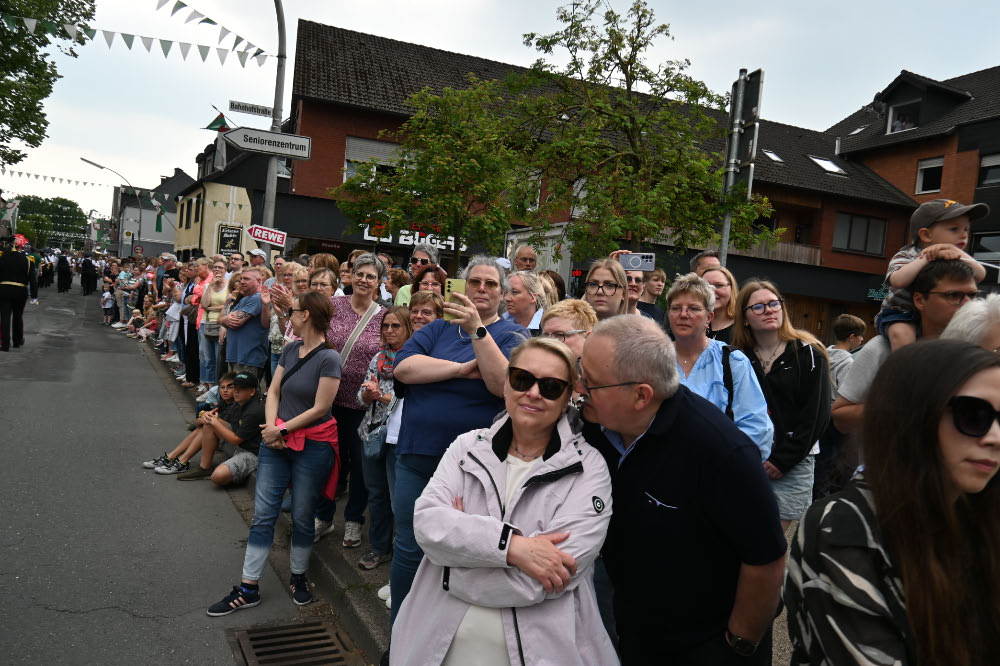 Zahlreiche Besucher verfolgten die Jubiläumsparade zum 150-jährigen Bestehen des Allgemeinen Bürgerschützenvereins Lembeck.