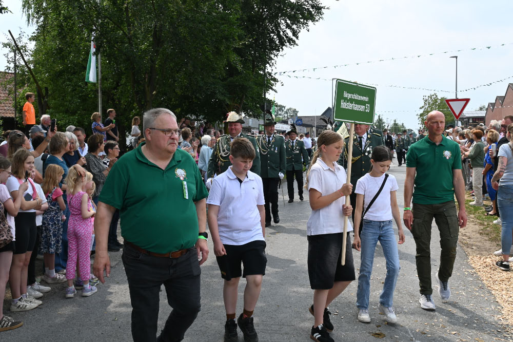 Schützen und Musikzüge bei der Jubiläumsparade in Lembeck