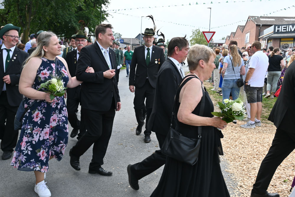 Schützen und Musikzüge bei der Jubiläumsparade in Lembeck