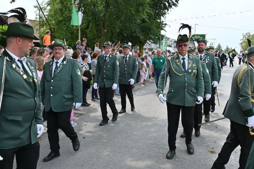 Besucher verfolgen die Festparade in Lembeck