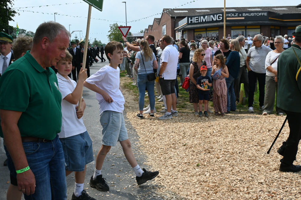 Besucher verfolgen die Festparade in Lembeck