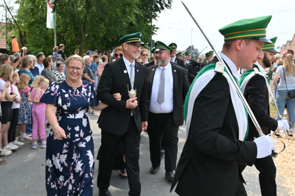 Schützen und Musikzüge bei der Jubiläumsparade in Lembeck