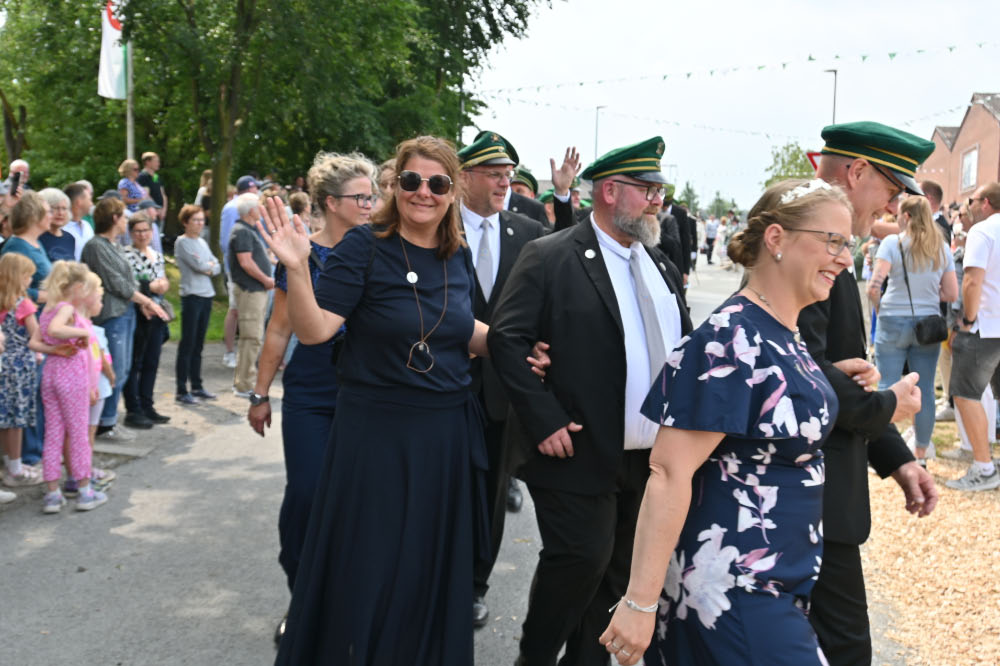 Besucher verfolgen die Festparade in Lembeck