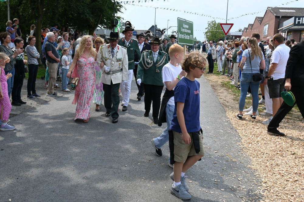 Besucher verfolgen die Festparade in Lembeck