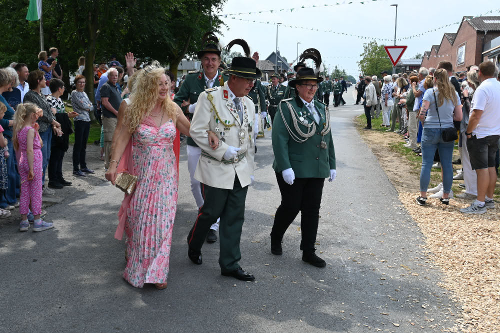 Besucher verfolgen die Festparade in Lembeck