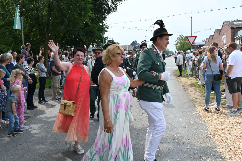 Besucher verfolgen die Festparade in Lembeck