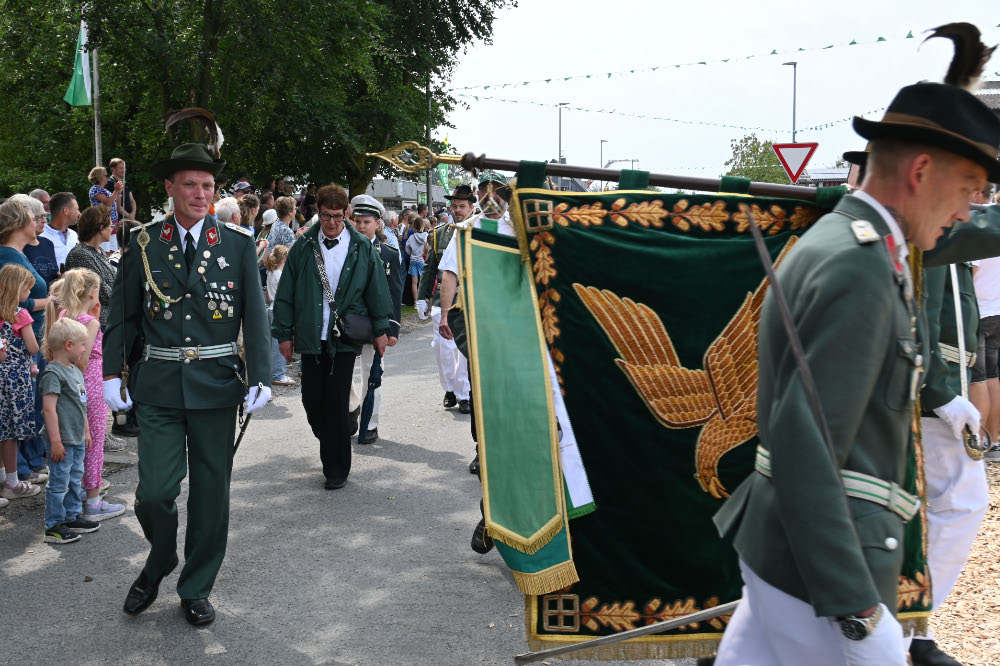 Schützen und Musikzüge bei der Jubiläumsparade in Lembeck
