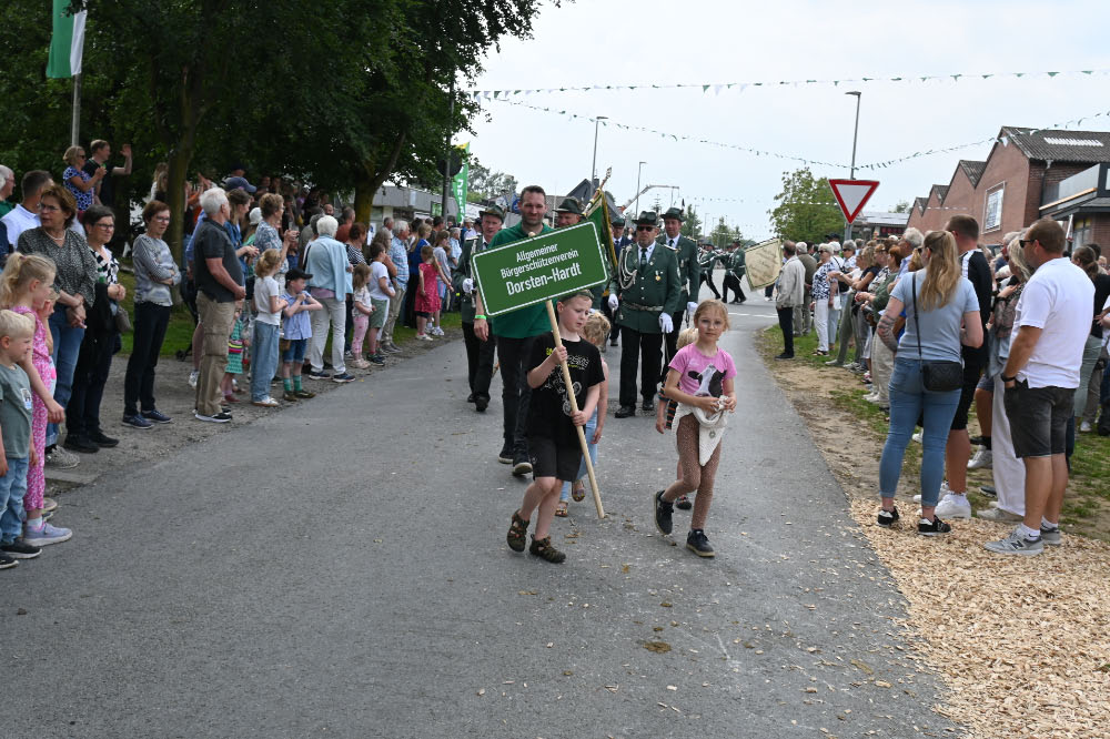 Schützen und Musikzüge bei der Jubiläumsparade in Lembeck