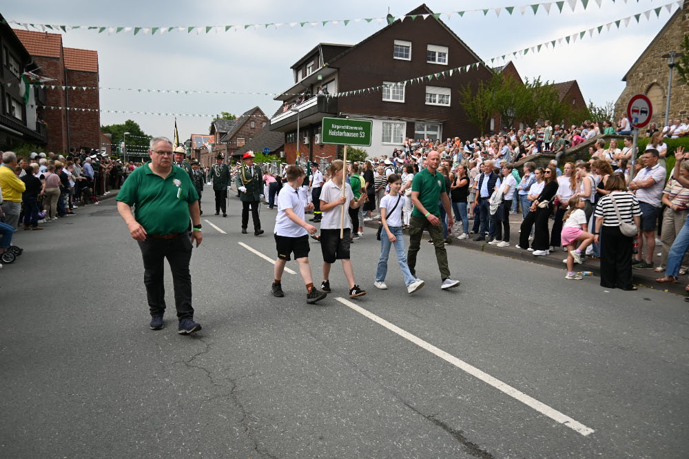 Schützen und Musikzüge bei der Jubiläumsparade in Lembeck