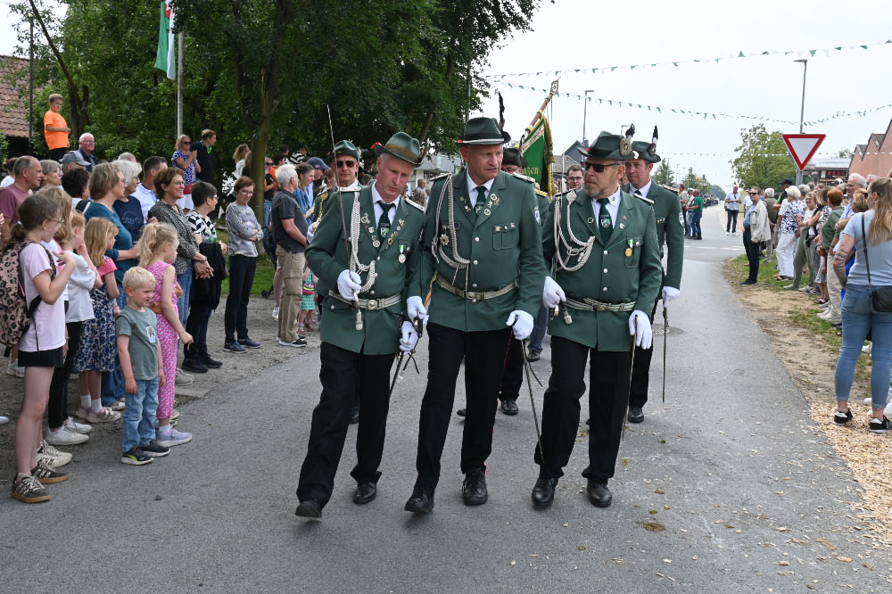 Besucher verfolgen die Festparade in Lembeck