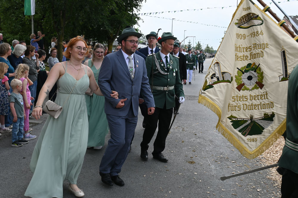 Schützen und Musikzüge bei der Jubiläumsparade in Lembeck