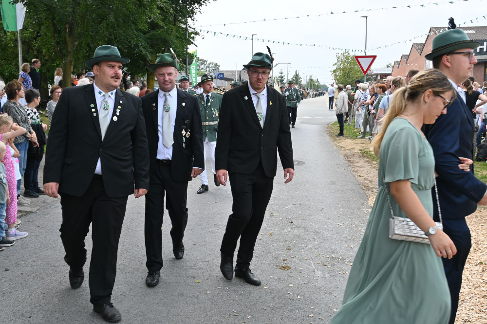 Schützen und Musikzüge bei der Jubiläumsparade in Lembeck