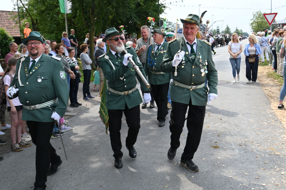 Musikzüge begleiteten den Festzug durch den Ortskern von Lembeck.