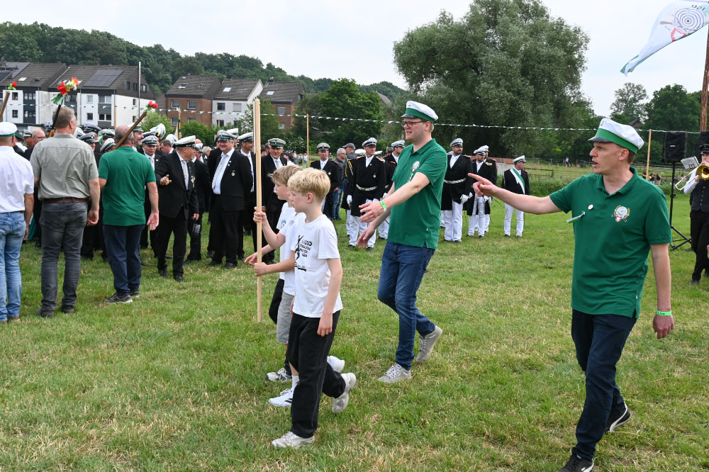 Schützen und Musikzüge bei der Jubiläumsparade in Lembeck