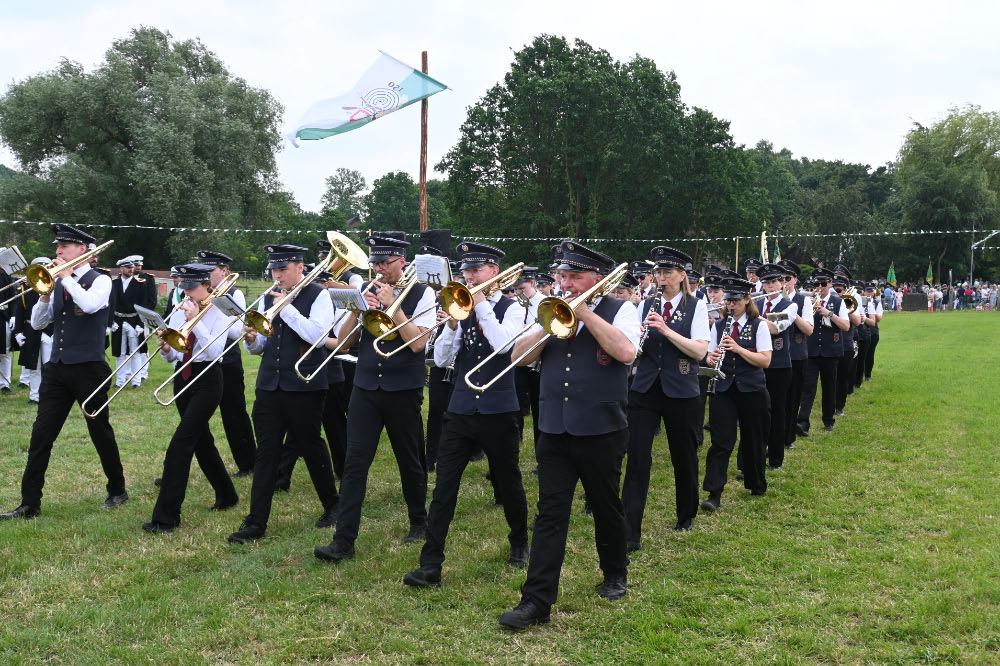 Schützen und Musikzüge bei der Jubiläumsparade in Lembeck