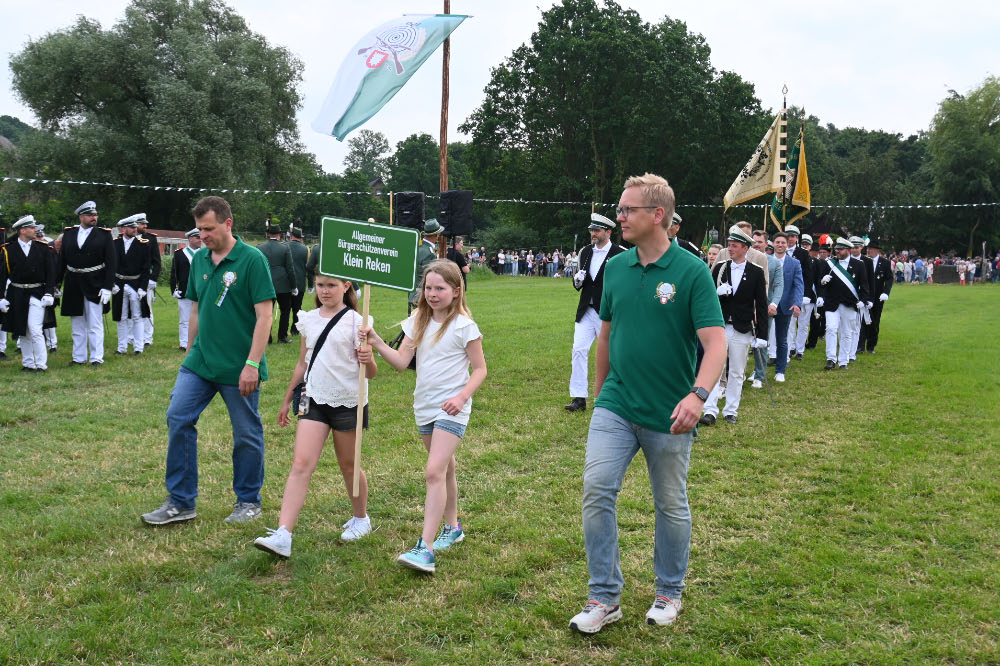 Besucher verfolgen die Festparade in Lembeck