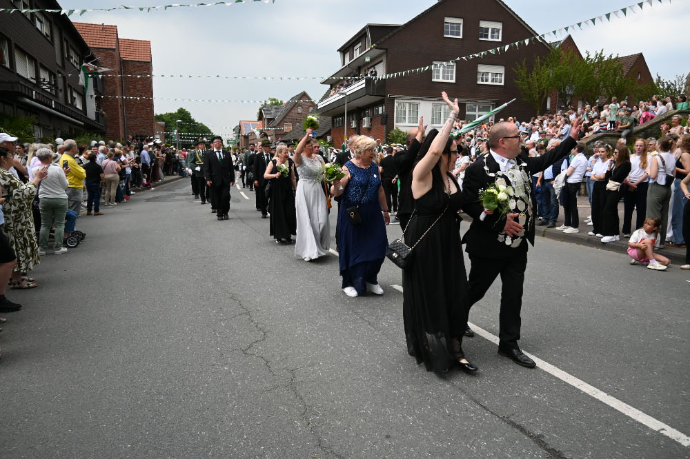 Schützen und Musikzüge bei der Jubiläumsparade in Lembeck