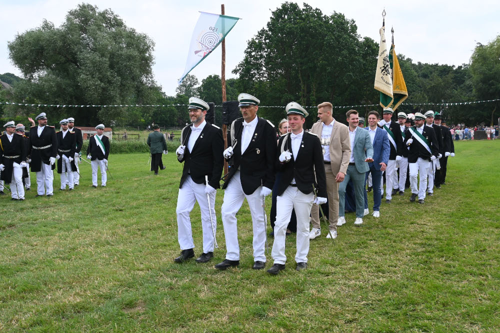 Besucher verfolgen die Festparade in Lembeck