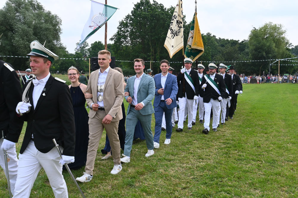 Besucher verfolgen die Festparade in Lembeck