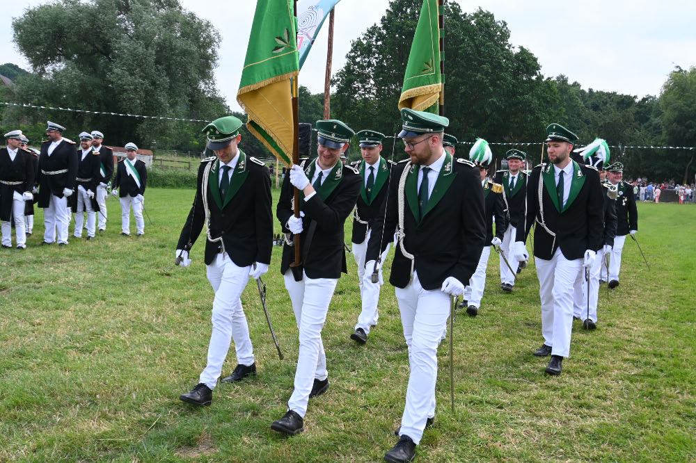 Schützen und Musikzüge bei der Jubiläumsparade in Lembeck