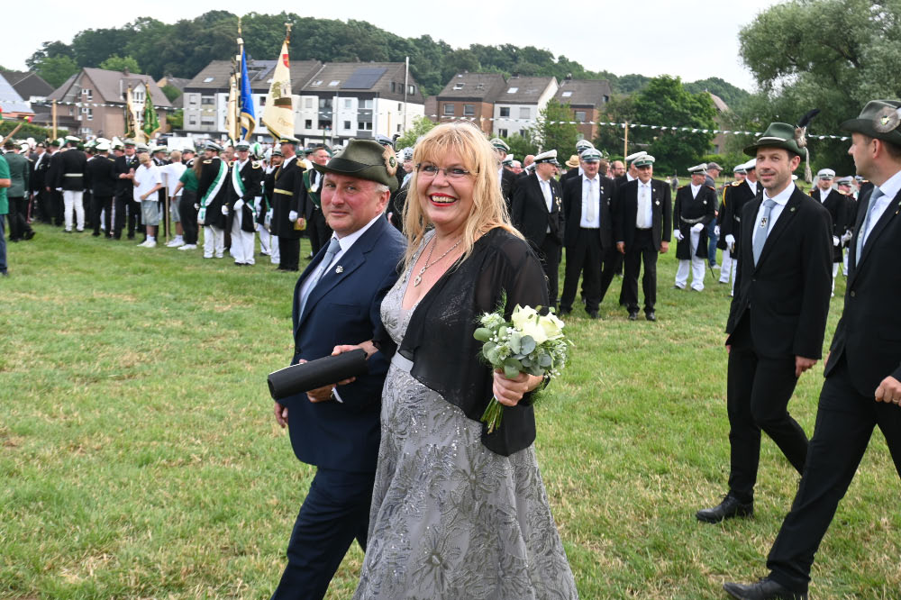 Jubiläumsparade zum 150-jährigen Bestehen des Allgemeinen Bürgerschützenvereins Lembeck mit vielen Schützen und Zuschauern entlang der Straßen.