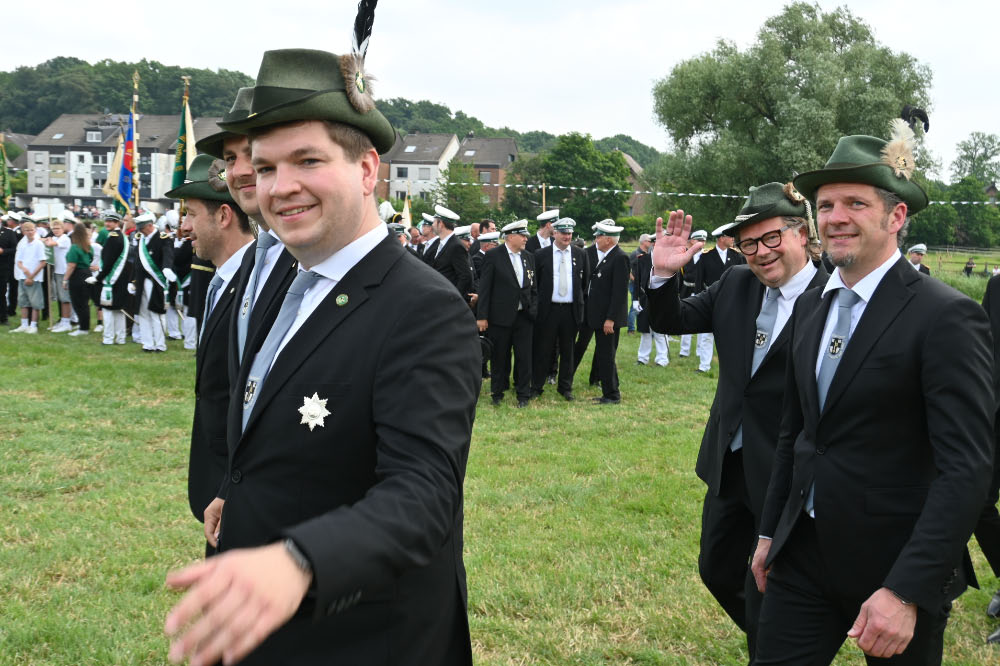 Besucher verfolgen die Festparade in Lembeck