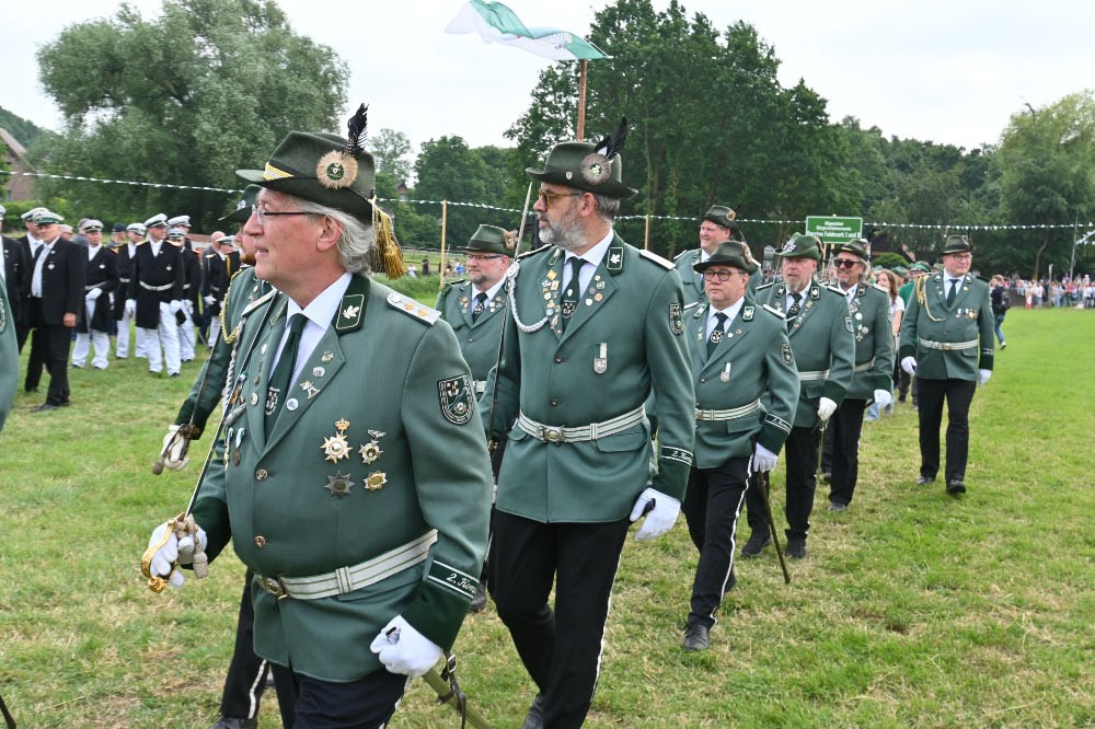 Schützen und Musikzüge bei der Jubiläumsparade in Lembeck