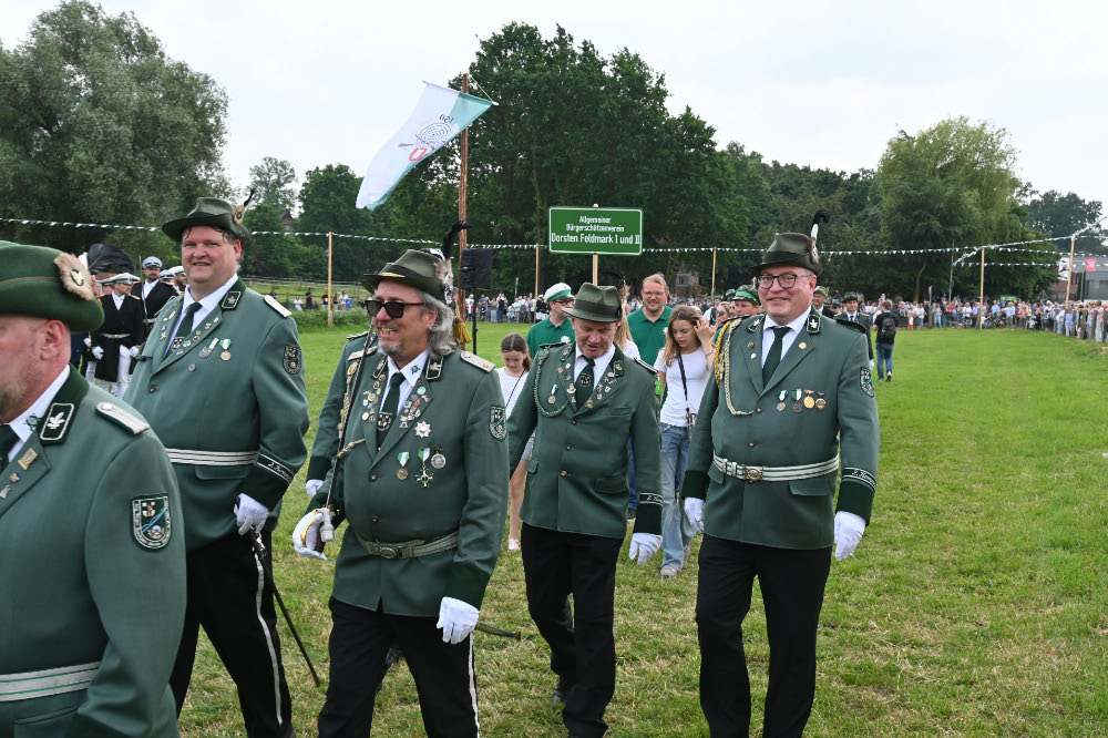 Schützen und Musikzüge bei der Jubiläumsparade in Lembeck