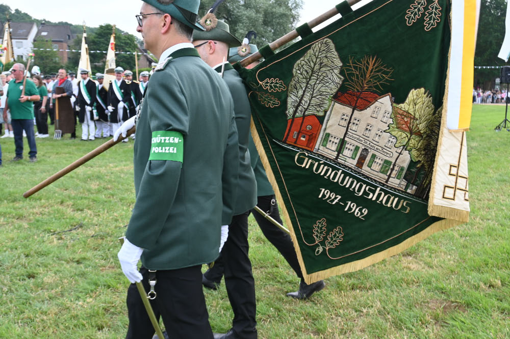 Fahnen, Uniformen und Musik prägten das Bild der Jubiläumsparade.