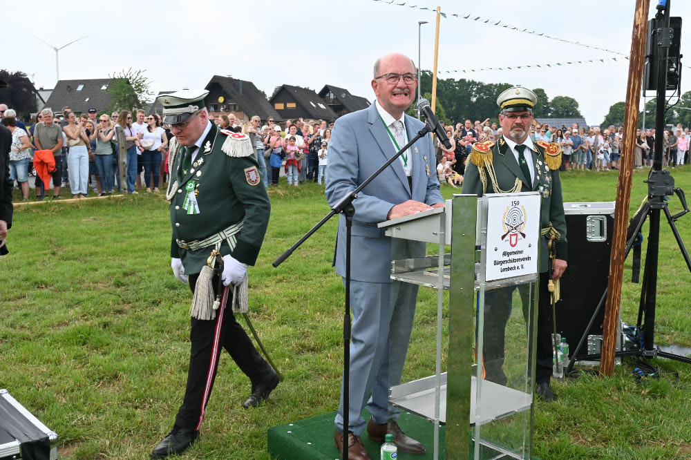 Schützen und Musikzüge bei der Jubiläumsparade in Lembeck