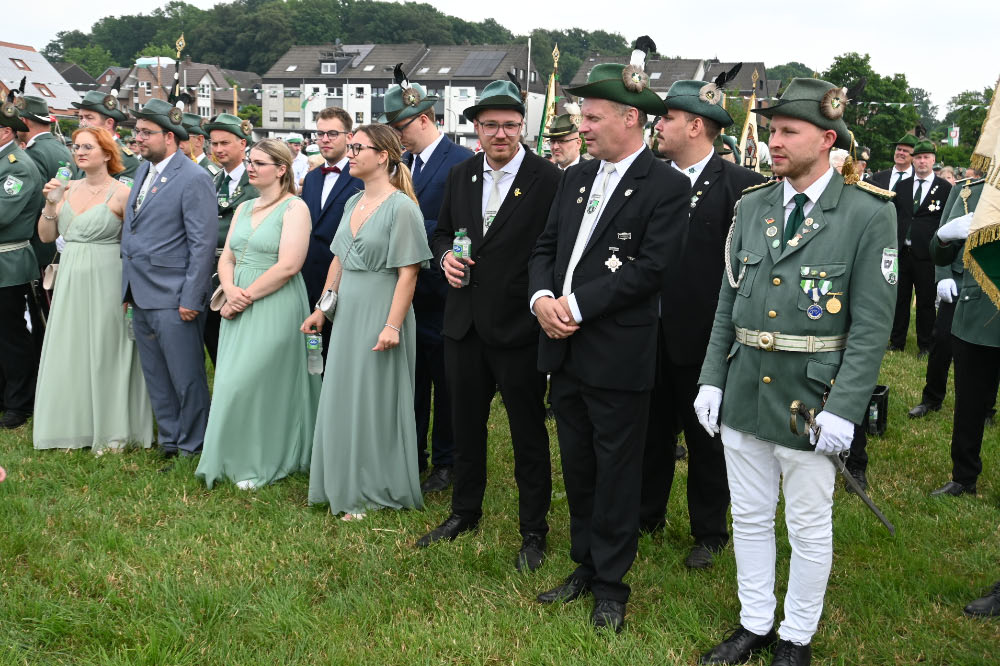 Schützen und Musikzüge bei der Jubiläumsparade in Lembeck