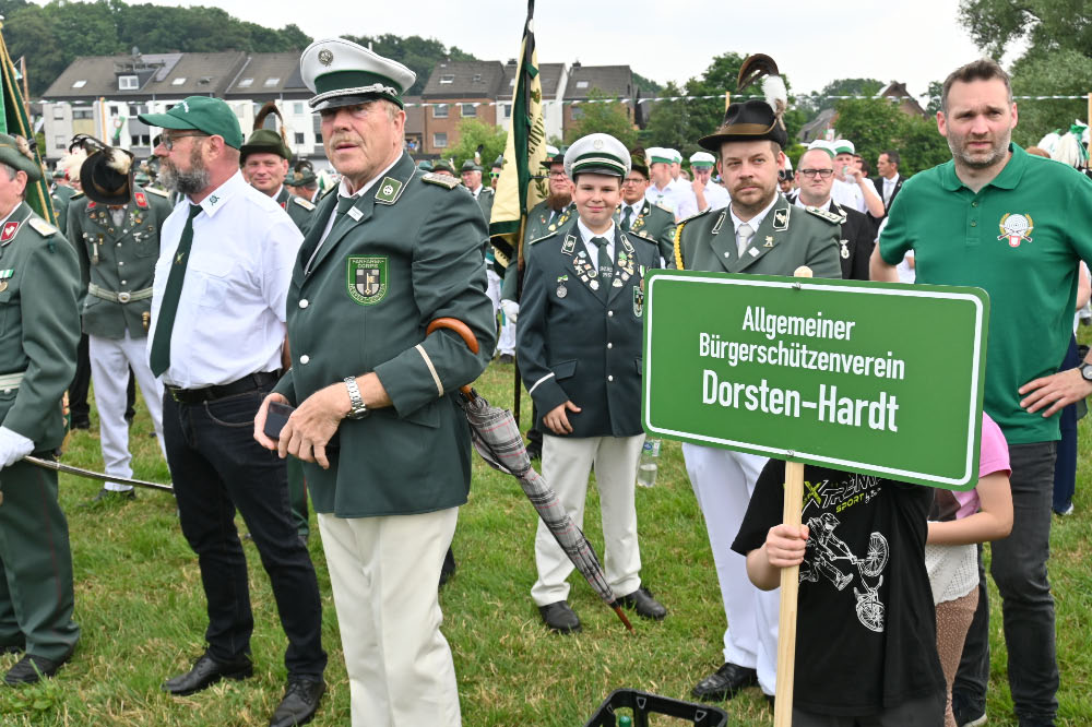 Zahlreiche Besucher verfolgten die Jubiläumsparade zum 150-jährigen Bestehen des Allgemeinen Bürgerschützenvereins Lembeck.