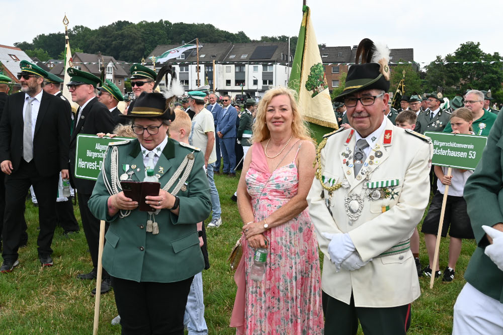Besucher verfolgen die Festparade in Lembeck