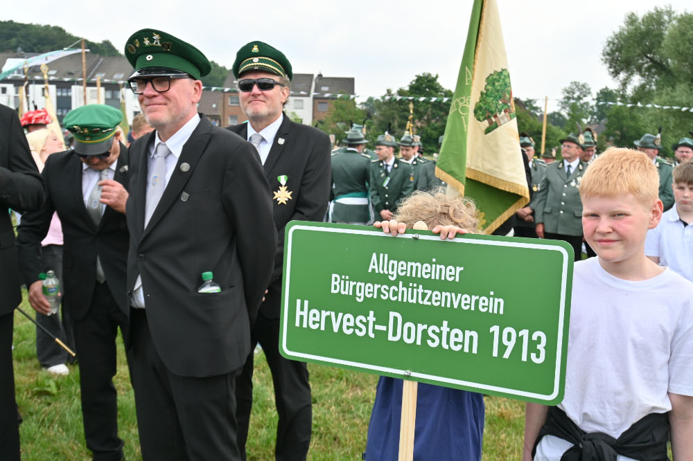 Fahnen, Uniformen und Musik prägten das Bild der Jubiläumsparade.