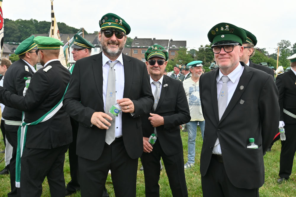 Besucher verfolgen die Festparade in Lembeck