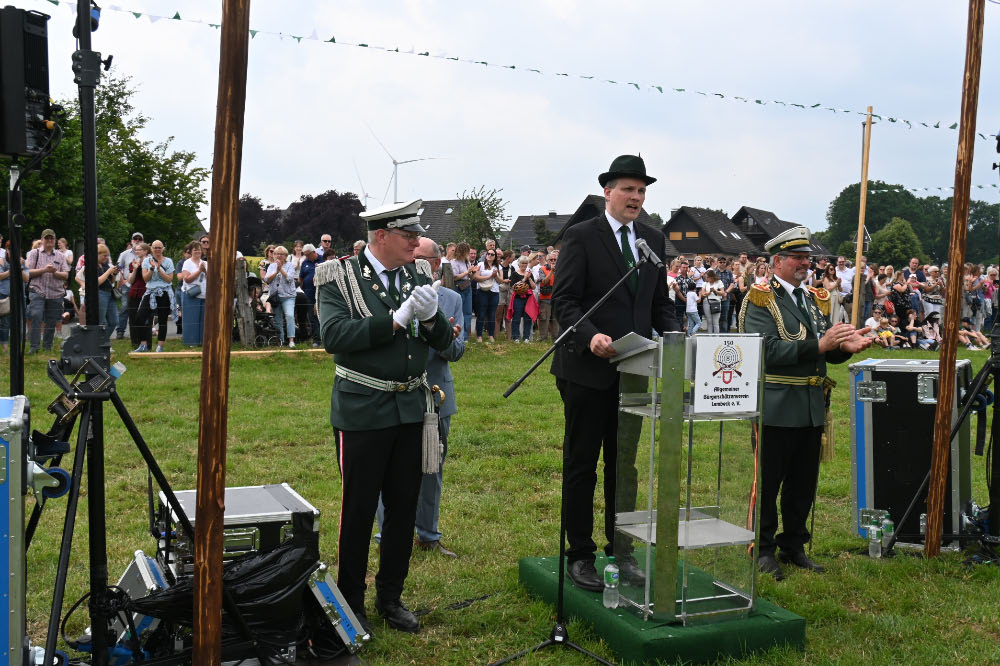 Schützen und Musikzüge bei der Jubiläumsparade in Lembeck