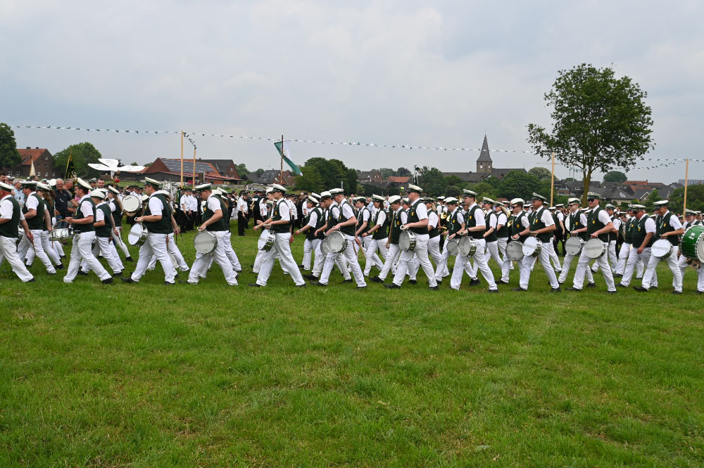 Fahnen, Uniformen und Musik prägten das Bild der Jubiläumsparade.