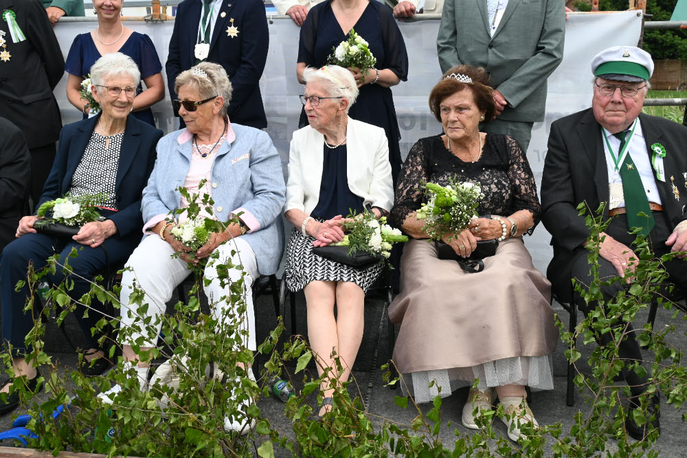 Besucher verfolgen die Festparade in Lembeck