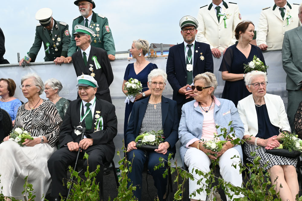Schützen und Musikzüge bei der Jubiläumsparade in Lembeck