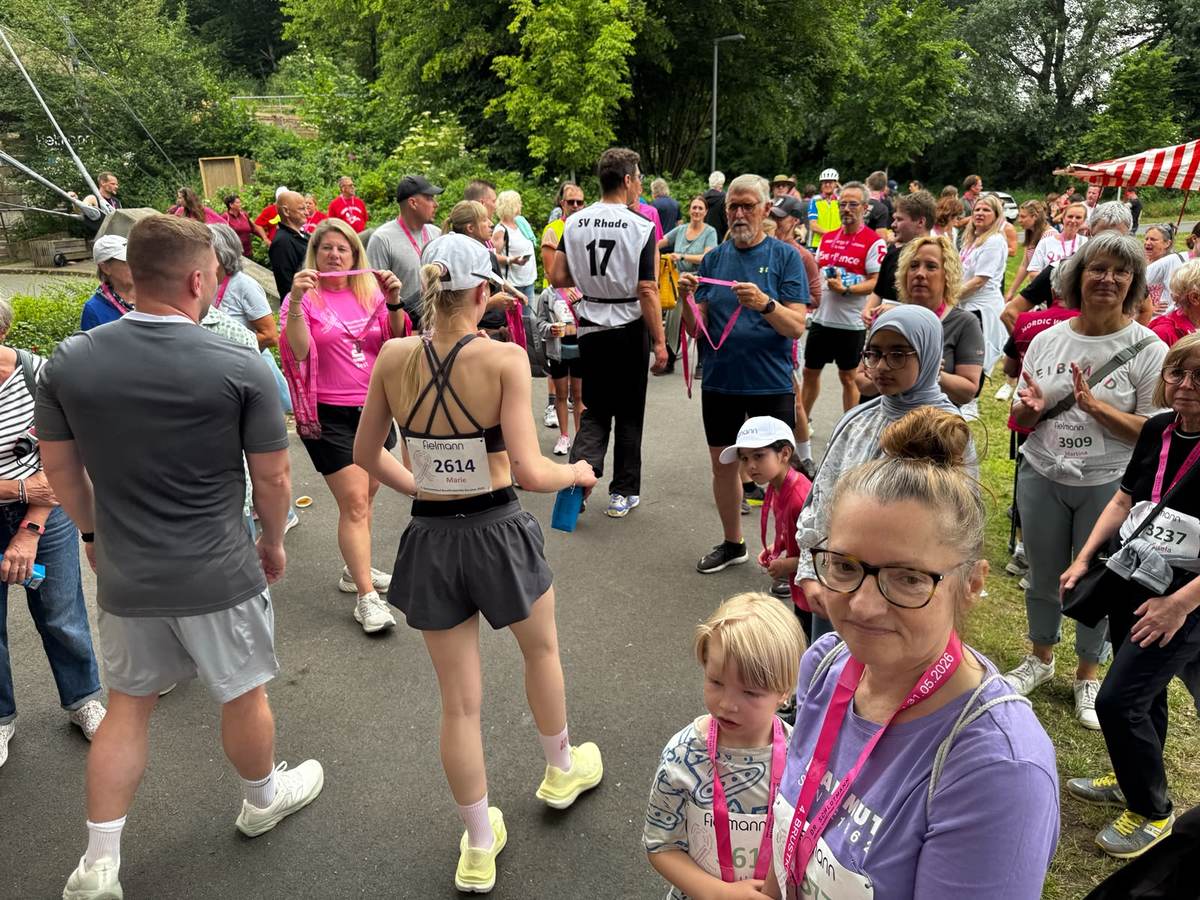 Teilnehmer und Besucher beim Dorstener Brustkrebslauf im Bürgerpark Maria Lindenhof