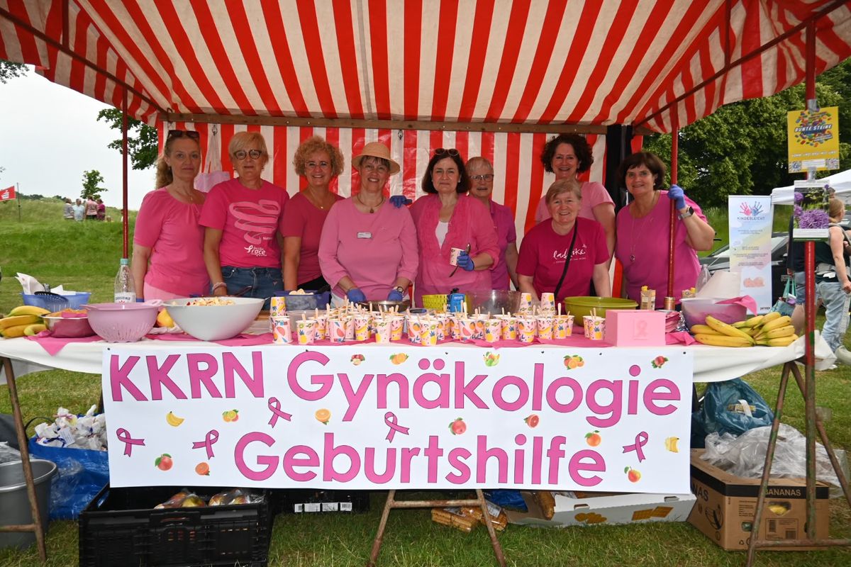 Mitarbeiter am Stand der KKRN-Gynäkologie und Geburtshilfe beim Dorstener Brustkrebslauf