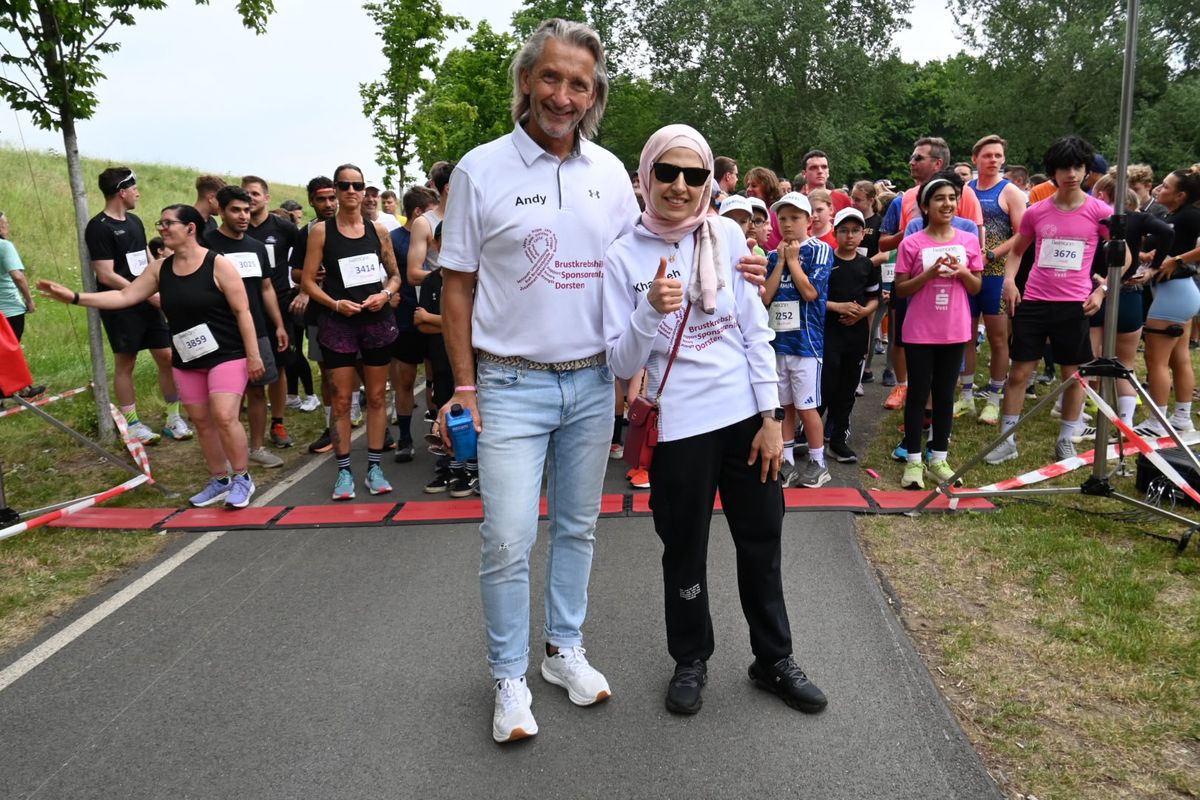 Prof. Dr. Khadijeh Mohri und Andreas Schilasky am Start des Dorstener Brustkrebslaufs 2026