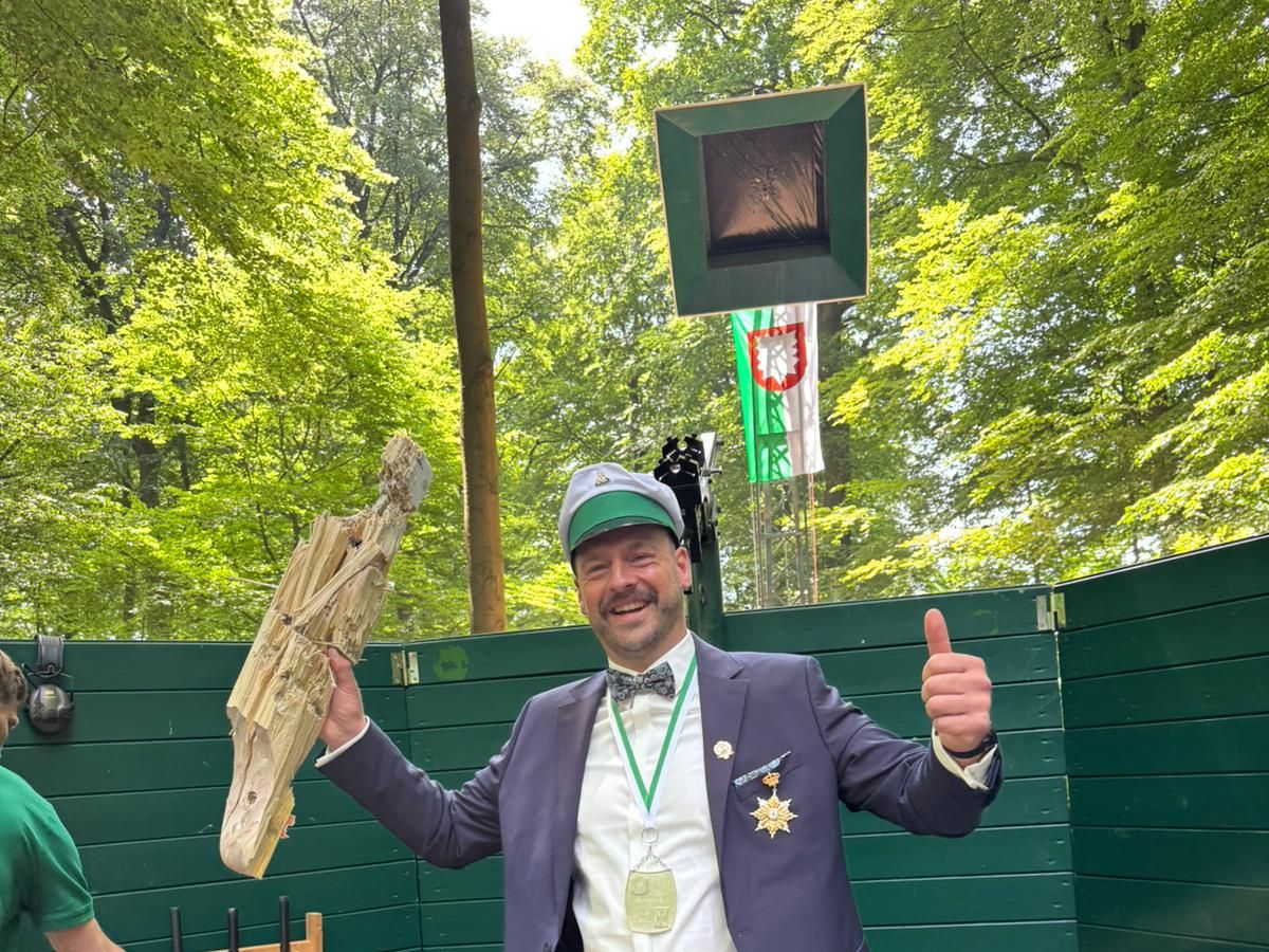 Christian Hellenkamp mit dem Holzvogel beim Kaiserschießen in Lembeck